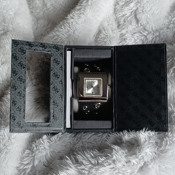 Woman's Guess Watch - Picture 14 of 16